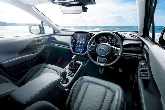 Bên trong nội thất, Subaru Crosstrek Limited được trang bị tiêu chuẩn màn hình cảm ứng đặt dọc 11,6 inch. Trong khi bản Touring có màn hình chức năng điều hòa nhỏ hơn. Ghế được bọc vải hoặc da tùy chọn. Điểm đáng tiếc là cả hai phiên bản đều không có cụm đồng hồ kỹ thuật số.