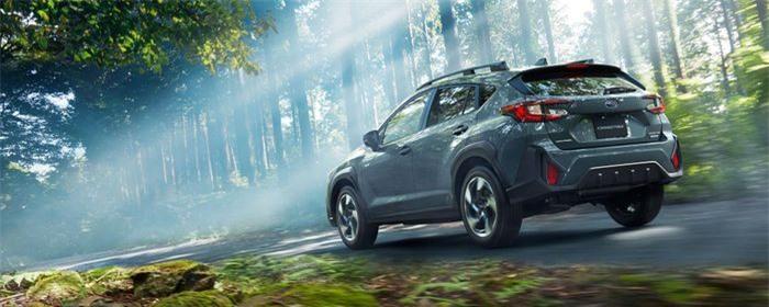 Crosstrek 2023 được trang bị tiêu chuẩn bộ mâm 18 inch, khoảng sáng gầm 200 mm. Chiều dài x rộng x cao của xe lần lượt là 1.580 x 2.670 x 4.480 mm, trục cơ sở 1.800 mm. So với thế hệ cũ, xe dài hơn 15 mm. Tùy thuộc vào phiên bản mà xe có khối lượng 1.540 kg đến 1.620 kg.