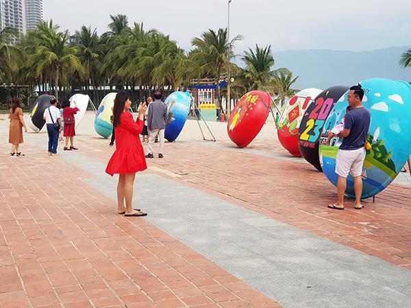 Tuy đã qua Tết Quý Mão 2023 nhưng điểm check-in trên bãi biển du lịch ở khu vực Lăng Ông vẫn thu hút khách