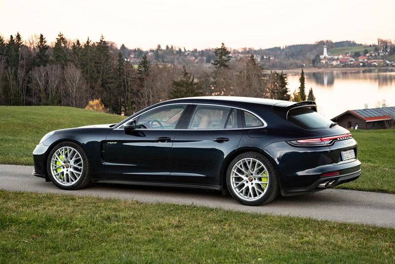 =7. Porsche Panamera Turbo S E-Hybrid Sport Turismo 2023 (thời gian tăng tốc từ 0-96 km/h: 3 giây).