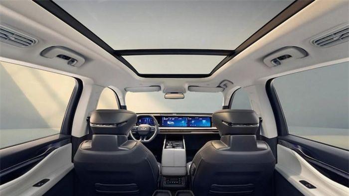 Ford Edge L mới có sẵn với hai tùy chọn hệ thống truyền động. Đầu tiên là động cơ bốn xi-lanh EcoBoost 2.0 lít tăng áp không điện khí hóa tạo ra công suất 249 mã lực (185 kW / 248 HP) và mô-men xoắn 378 Nm. Bên cạnh đó là một biến thể hybrid tự sạc mạnh mẽ hơn với tổng công suất 271 mã lực (202 kW / 271 HP) và mô-men xoắn 405 Nm. Phiên bản điện khí hóa có mức tiêu thụ nhiên liệu là 6,31 lt/100km trong đó phạm vi lái xe kết hợp là 1.188 km giữa các lần tiếp nhiên liệu. Sức mạnh được truyền tới cả 4 bánh thông qua hộp số tự động CVT và hệ dẫn động 4WD.