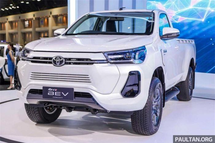 Tại Triển lãm ô tô quốc tế Bangkok (BIMS) năm nay, Hilux Revo BEV là một trong những phương tiện được trưng bày. Thực chất, mẫu concept này đã từng được giới thiệu trong lễ kỷ niệm 60 năm thành lập Toyota Motor Thái Lan vào cuối năm 2022. Trong cả hai lần kể trên, hãng xe Nhật Bản vẫn giữ kín các thông số kỹ thuật liên quan đến xe.