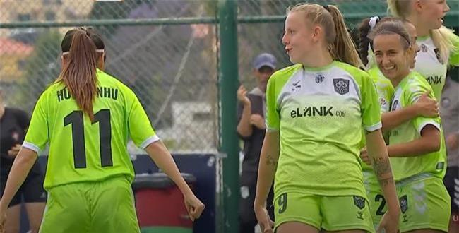 Huynh Nhu cung dong doi an mung theo phong cach cua Ronaldo