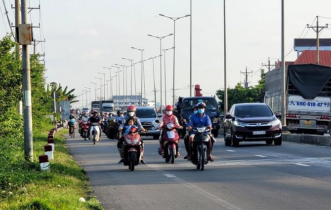 Người dân di chuyển trên quốc lộ 1 về hướng TP Hồ Chí Minh