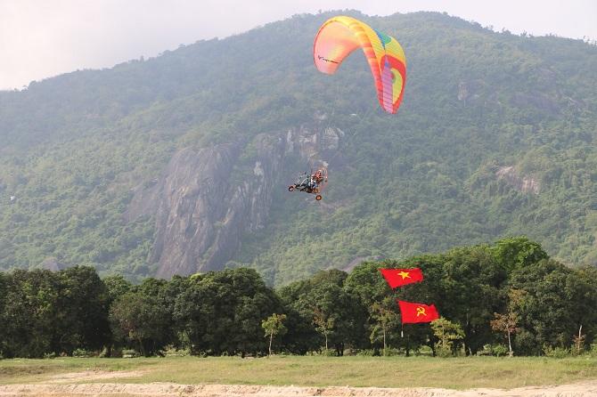 Tri Tôn biểu diễn dù lượn có động cơ kéo cờ Tổ quốc chào mừng ngày Giải phóng miền Nam, thống nhất đất nước sáng ngày 30/4.