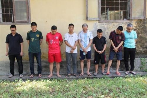 Các đối tượng đánh bạc bằng hình thức cá độ bóng đá