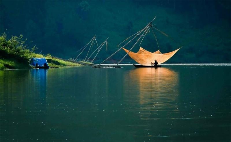Hồ nằm cách trung tâm thành phố Đà Lạt 7 km và cách thác Ðatanla 2 km. Ảnh: Quy Tran.