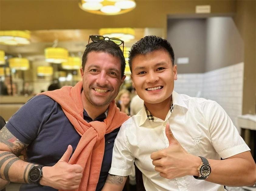 Quang Hải và người đại diện Quang Hai va nguoi dai dien