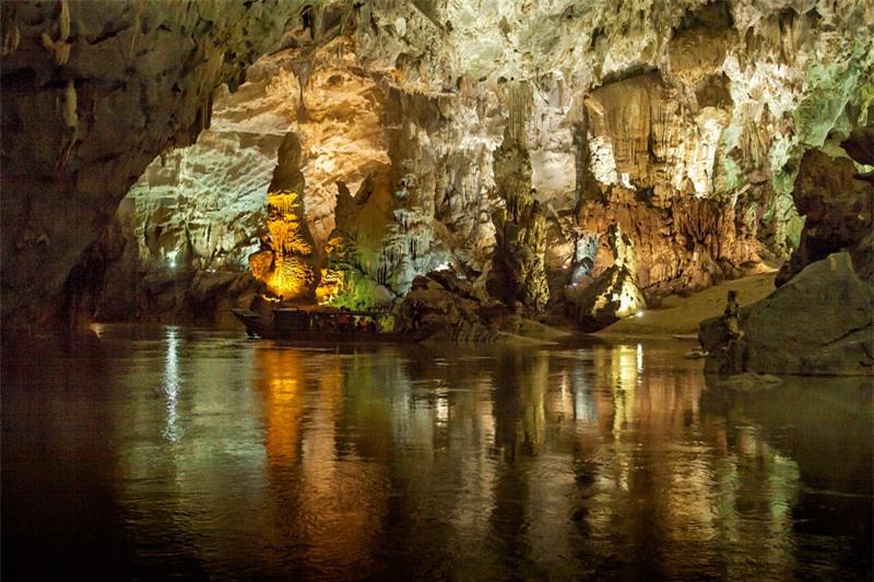 Đông Phong Nha có chiều dài 7.729m, sâu 83m, cao 50m với rất nhiều nhánh hang phụ lớn nhỏ bao gồm cả hang Bi Kí, hang Tiên và hang Cung Đình. Ảnh: Didauchoigi. Đông Phong Nha có chiều dài 7.729m, sâu 83m, cao 50m với rất nhiều nhánh hang phụ lớn nhỏ bao gồm cả hang Bi Kí, hang Tiên và hang Cung Đình. Ảnh: Didauchoigi.