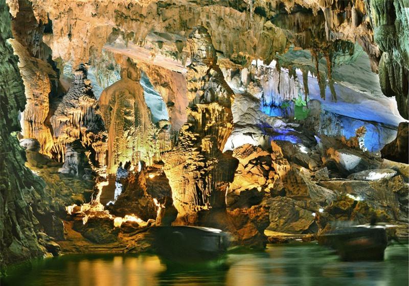 Động Phong Nha thuộc địa phận vùng núi đá vôi Kẻ Bàng, xã Sơn Trạch, huyện Bố Trạch, tỉnh Quảng Bình. Ảnh: Dulichkhatvongviet. Động Phong Nha thuộc địa phận vùng núi đá vôi Kẻ Bàng, xã Sơn Trạch, huyện Bố Trạch, tỉnh Quảng Bình. Ảnh: Dulichkhatvongviet.