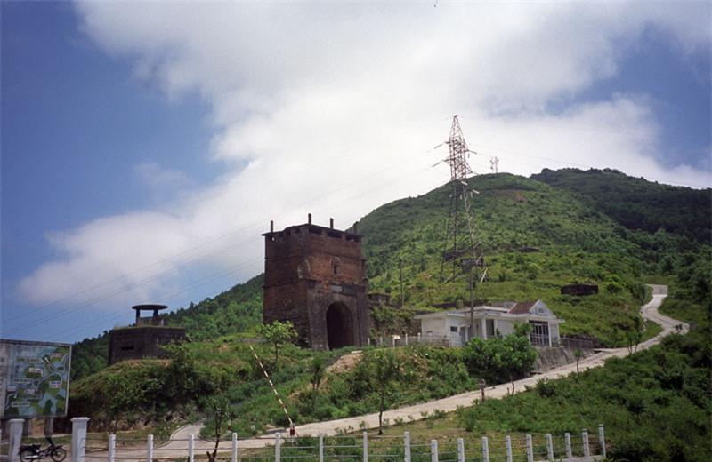 Đèo Hải Vân còn là một địa danh gắn với nhiều sự kiện quan trọng trong lịch sử Việt Nam. Đèo Hải Vân còn là một địa danh gắn với nhiều sự kiện quan trọng trong lịch sử Việt Nam.