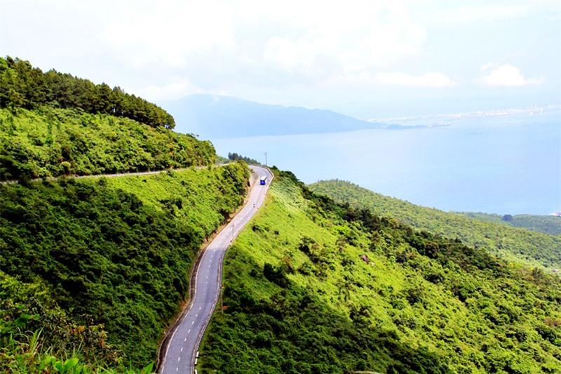 Ngày nay, trên đỉnh đèo Hải Vân vẫn còn dấu vết của một cửa ải. Cửa ải này gọi là Hải Vân Quan, xây từ đời Trần và được trùng tu vào thời Nguyễn (Minh Mạng thứ 7, 1826). Ảnh: Phạm Quang Tuân. Ngày nay, trên đỉnh đèo Hải Vân vẫn còn dấu vết của một cửa ải. Cửa ải này gọi là Hải Vân Quan, xây từ đời Trần và được trùng tu vào thời Nguyễn (Minh Mạng thứ 7, 1826). Ảnh: Phạm Quang Tuân.