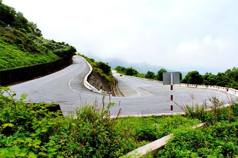 Mặc dù ngày nay đã có hầm đường bộ xuyên đèo Hải Vân và địa hình của đường đèo vẫn còn một số hiểm trở, song nhiều du khách vẫn thích đi trên con đường này để thưởng ngoạn. Ảnh: Phạm Quang Tuân. Mặc dù ngày nay đã có hầm đường bộ xuyên đèo Hải Vân và địa hình của đường đèo vẫn còn một số hiểm trở, song nhiều du khách vẫn thích đi trên con đường này để thưởng ngoạn. Ảnh: Phạm Quang Tuân.