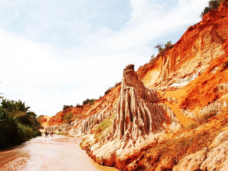 Trước đây, khe nước nhỏ này còn có tên gọi là suối Tre. Người Phan Thiết cũng ít ai biết Suối Tre vì nó nằm khuất sau những đồi cát cháy nắng. Ảnh: Đất Việt tour.