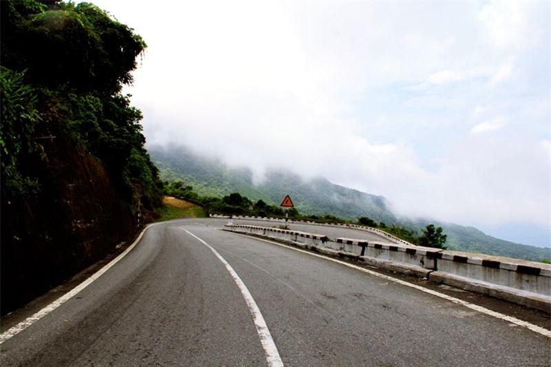 Ngày nay, trên đỉnh đèo Hải Vân vẫn còn dấu vết của một cửa ải Hải Vân Quan, một công trình xây từ đời Trần, và được trùng tu vào thời Nguyễn Ngày nay, trên đỉnh đèo Hải Vân vẫn còn dấu vết của một cửa ải Hải Vân Quan, một công trình xây từ đời Trần, và được trùng tu vào thời Nguyễn