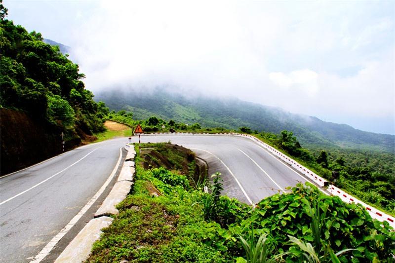 Ngày 5/6/2005, hầm đường bộ xuyên đèo Hải Vân cũng đã được đưa ra vào sử dụng. Ảnh: Phạm Quang Tuân. Ngày 5/6/2005, hầm đường bộ xuyên đèo Hải Vân cũng đã được đưa ra vào sử dụng. Ảnh: Phạm Quang Tuân.