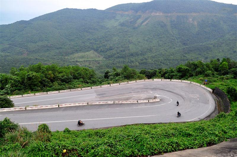 Đèo Hải Vân cắt ngang dãy núi Bạch Mã (là một phần của dãy Trường Sơn chạy cắt ra sát biển) ở giữa địa giới tỉnh Thừa Thiên-Huế (ở phía Bắc) và thành phố Đà Nẵng (ở phía Nam), Việt Nam. Ảnh: Diem Dang Dung. Đèo Hải Vân cắt ngang dãy núi Bạch Mã (là một phần của dãy Trường Sơn chạy cắt ra sát biển) ở giữa địa giới tỉnh Thừa Thiên-Huế (ở phía Bắc) và thành phố Đà Nẵng (ở phía Nam), Việt Nam. Ảnh: Diem Dang Dung.