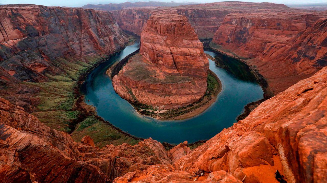 Horseshoe Bend, Arizona: Horseshoe Bend là một khúc uốn khúc có hình móng ngựa của sông Colorado nằm gần thị trấn Page, Arizona, Hoa Kỳ. Nó còn được gọi là vành phía đông của Grand Canyon.