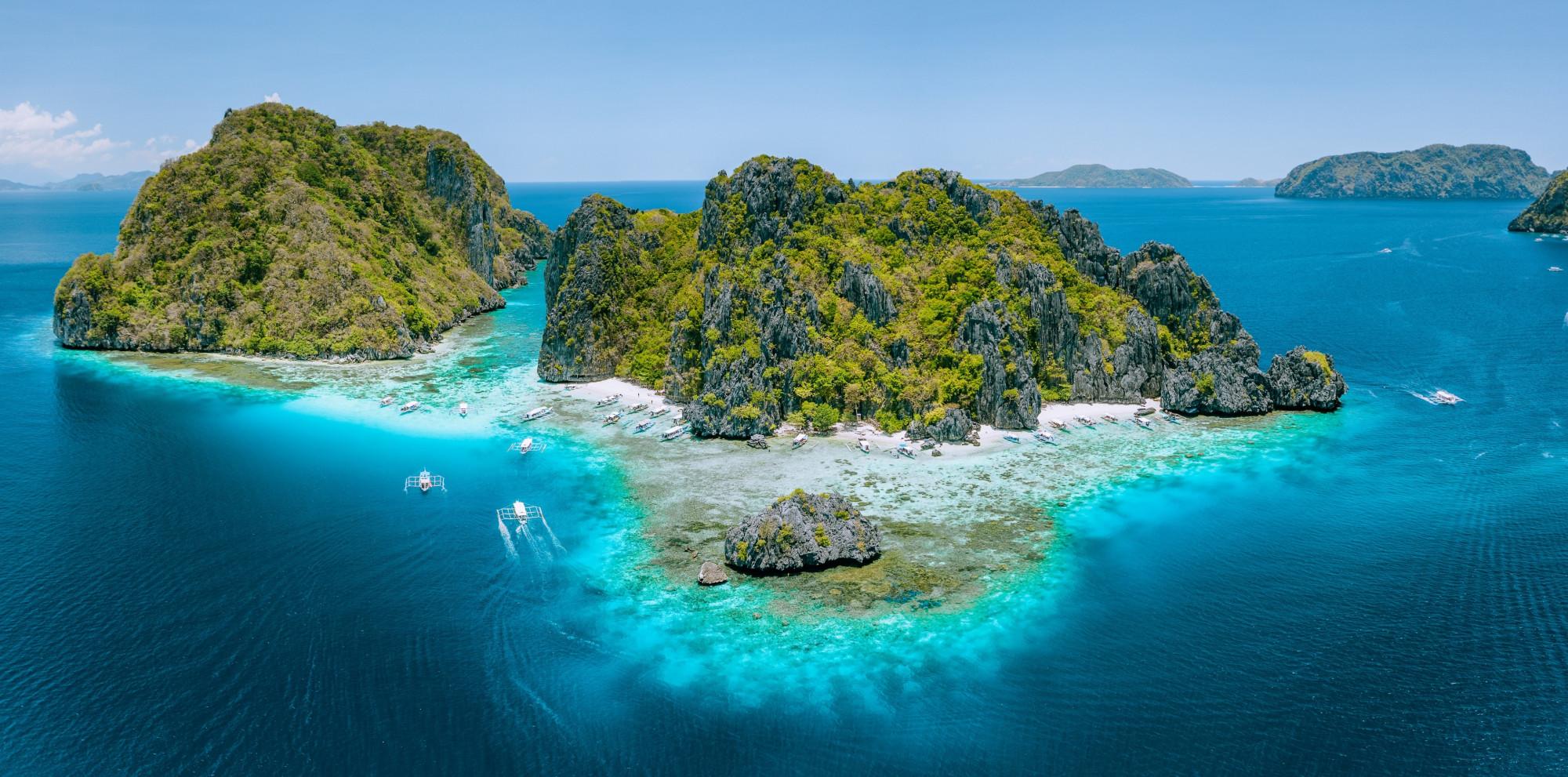 El Nido, Philippines được mệnh danh là hòn đảo rồng của Philippines. Địa danh sở hữu những hòn đảo tuyệt đẹp, làn nước trong xanh cùng các loài động thực vật dưới nước đặc sắc như san hô, cá hề… Bãi biển Nacpan và Dagmay là điểm du lịch không thể bỏ qua khi đến EL Nido. Ảnh: International Traveller.[vinh ha long lot top anh 3]