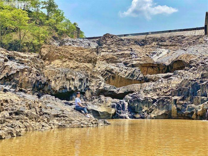 Bãi đá cổ H'Chan (xã Đê Ar, huyện Mang Yang) nằm dưới chân đập nhà máy thủy điện H'Chan, giáp ranh với xã Bar Măih (huyện Chư Sê) và cách TP Pleiku (tỉnh Gia Lai) khoảng 50km.