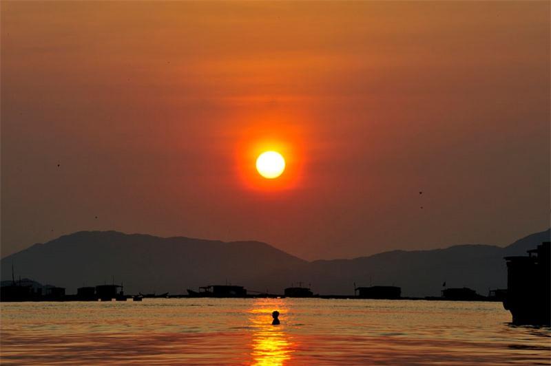 Bình minh trên cảng cá Vạn Giã, Khánh Hòa. Ảnh: Diem Dang Dung.