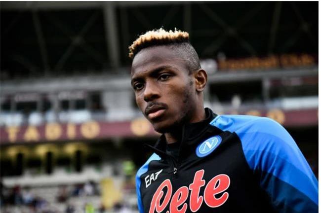 Victor Osimhen co cau tra loi cho Chelsea MU va PSG