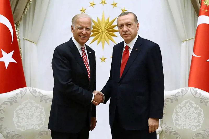 Tổng thống Erdogan và Biden (trái).