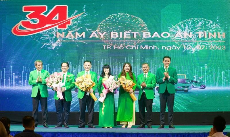 Ban lãnh đạo Tập đoàn Mai Linh tri ân các cổ đông sáng lập.