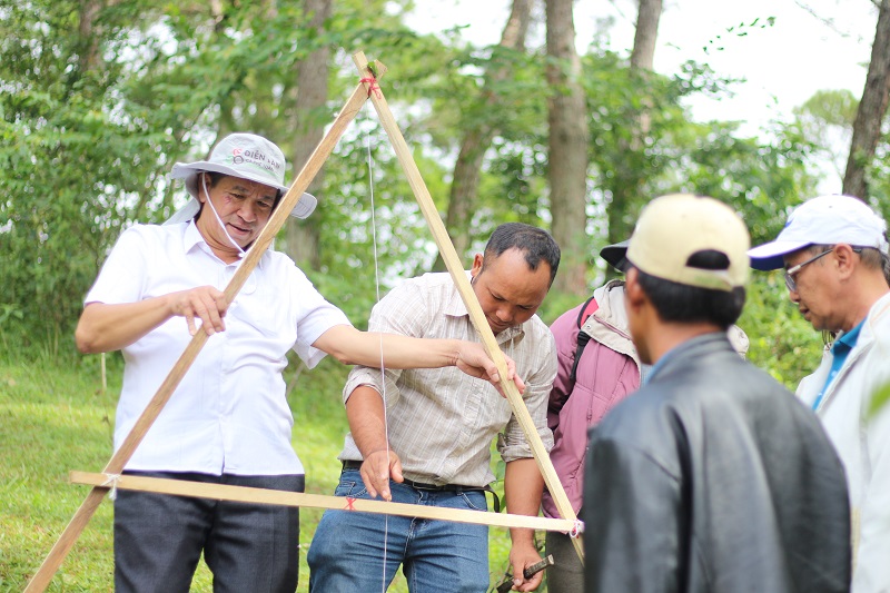 Ông Mai Xuân Thông – Cố vấn kỹ thuật Diễn đàn cà phê toàn cầu (GCP), thực hành thiết kế lô trồng theo đường đồng mức trên đất dốc bằng thước chữ A