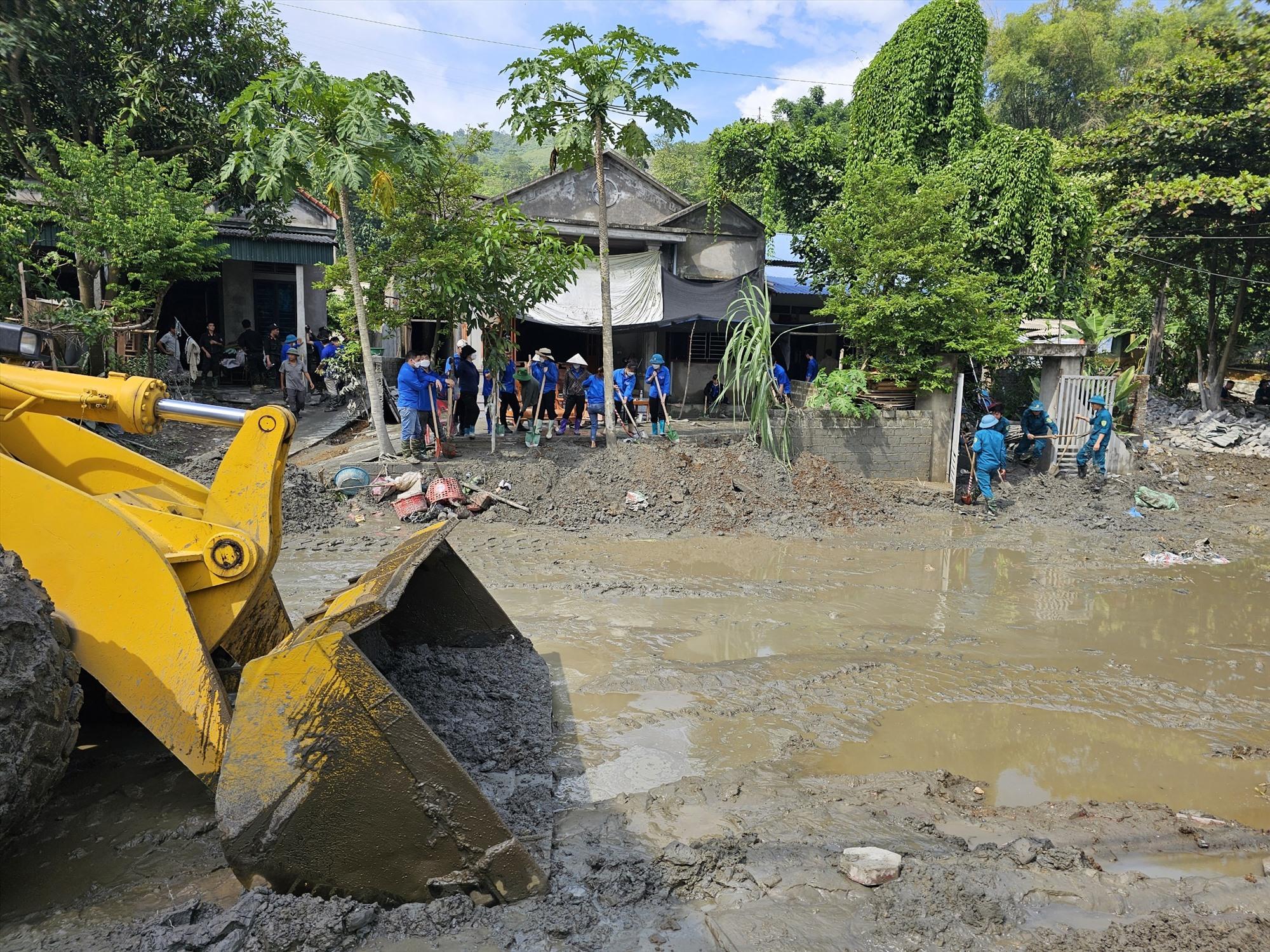 Nước rút đến đâu, người dân cùng lực lượng dân quân, công an, đoàn viên xã Tả Phời và công nhân Công ty nhanh chóng dọn vệ sinh, khắc phục sự cố đến đó. Ảnh: Bảo Nguyên