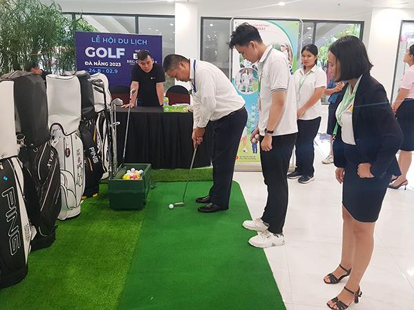 Trải nghiệm tập thử golf.