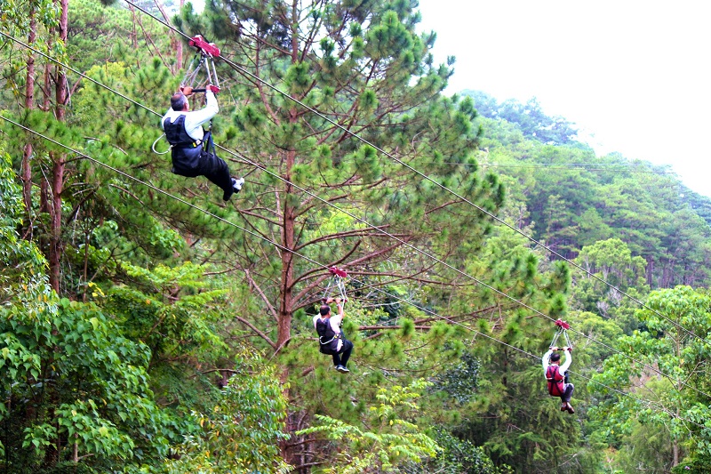 Doanh nghiệp Ấn Độ trải nghiệm trượt zipline tại Khu du lịch Datanla.