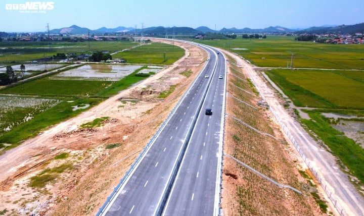 Cao tốc Nghi Sơn - Diễn Châu ngày đầu thông xe.