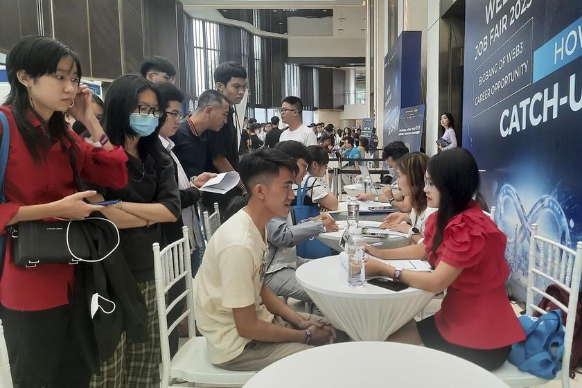 Các đơn vị tư vấn việc làm cho các bạn trẻ. ảnh 5
