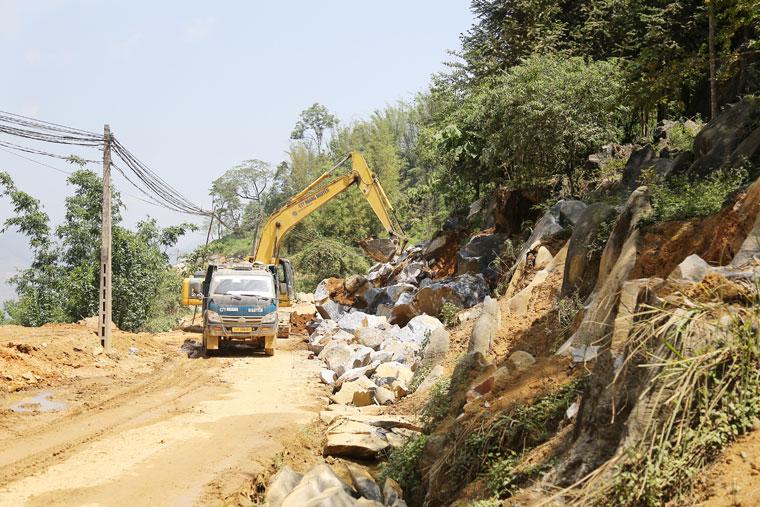 Thi công đường giao thông liên thôn ở Lào Cai. Ảnh: Viết Vinh