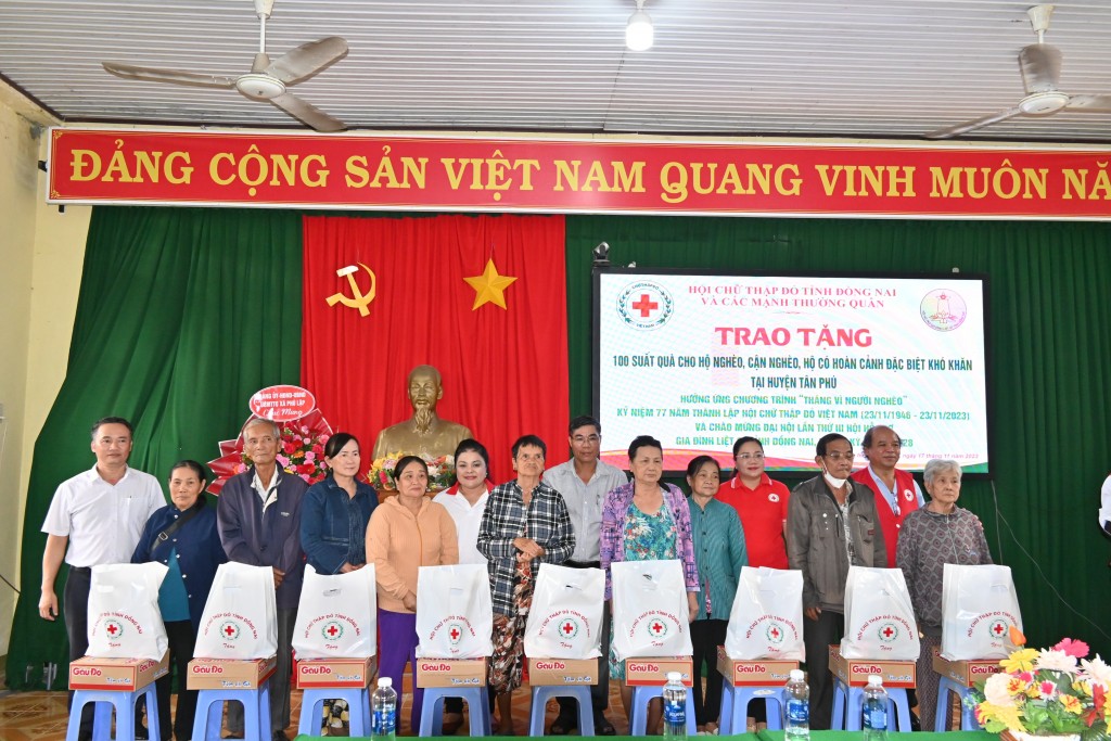 Bà Nguyễn Thu Thuỷ, Phó Giám đốc Đối Ngoại công ty Vedan cùng Hội Chữ Thập Đỏ tỉnh Đồng Nai và các mạnh thường quân trao quà cho bà con tại địa phương