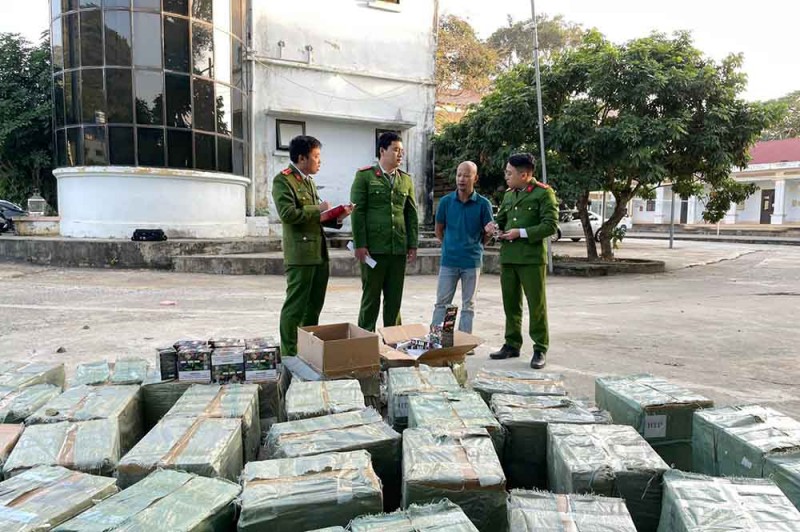 Sơn La: Bắt giữ đối tượng vận chuyển thuê 19.200 sản phẩm thuốc lá điện tử