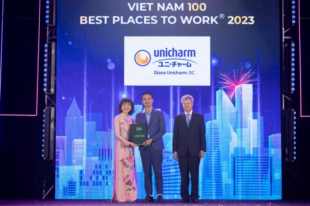 Đại diện Diana Unicharm nhận giải thưởng tại Lễ trao giải Top 100 Nơi làm việc tốt nhất Việt Nam 2023