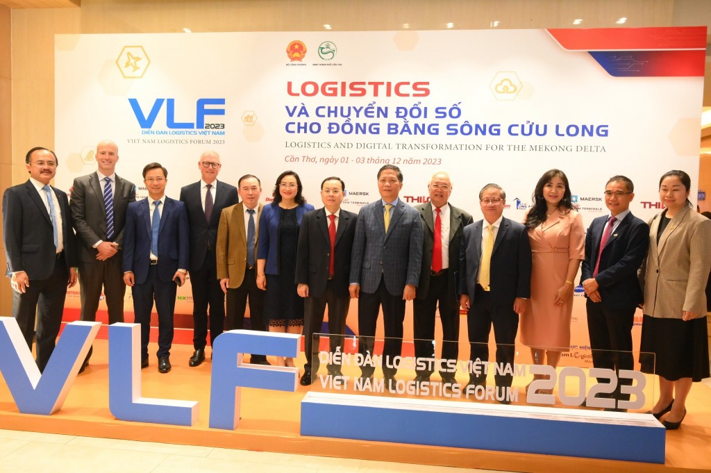 Đại biểu chụp ảnh lưu niệm trong khuôn khổ Diễn đàn VLF 2023