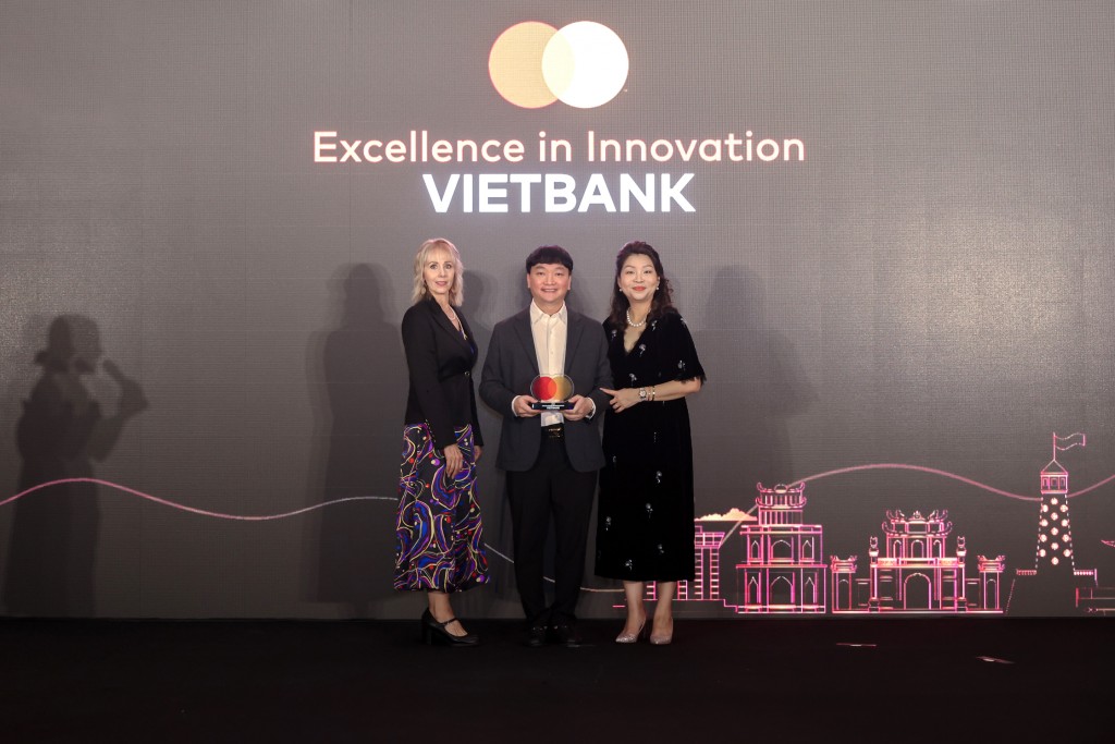 Ông Nguyễn Tiến Sỹ - Phó Tổng Giám đốc, đại diện Vietbank nhận giải thưởng “Excellence in Innovation” do Mastercard trao tặng