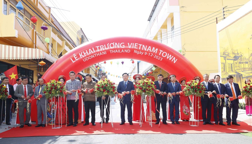 Chủ tịch Quốc hội Vương Đình Huệ và đại biểu cắt băng khai trương khu Vietnam Town. (Ảnh: Doãn Tấn/TTXVN)