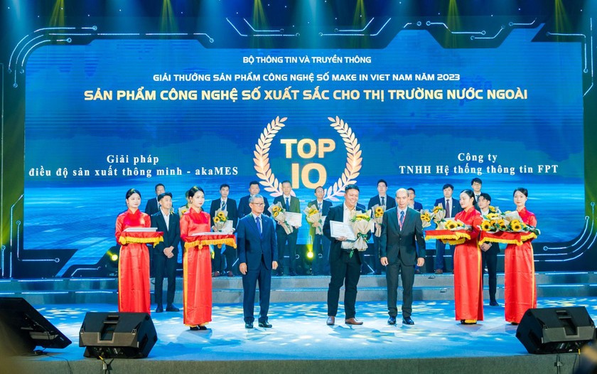 Đại diện Công ty Hệ thống thông tin FPT nhận vinh danh top 10 Sản phẩm Công nghệ số xuất sắc cho thị trường nước ngoài.