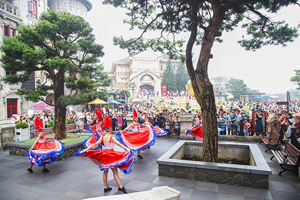 Du khách trong và ngoài nước thưởng thức các show diễn tại Sun World Ba Na Hills.