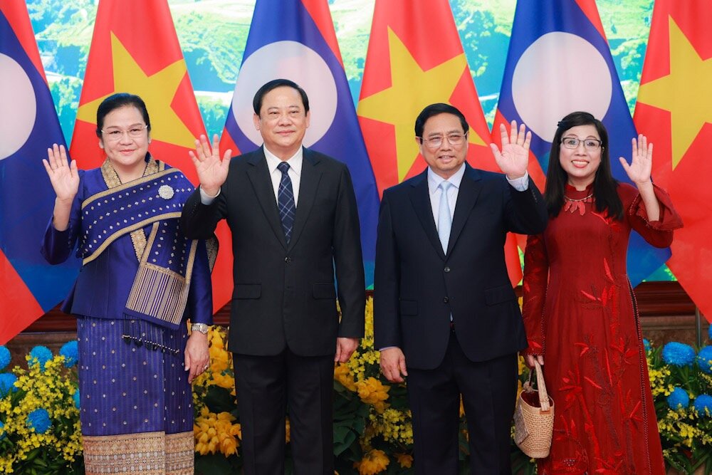 Thủ tướng Chính phủ Phạm Minh Chính và Phu nhân Lê Thị Bích Trân cùng Thủ tướng Lào Sonexay Siphandone và Phu nhân Vandara Siphandone chụp ảnh lưu niệm. Ảnh: Hải Nguyễn