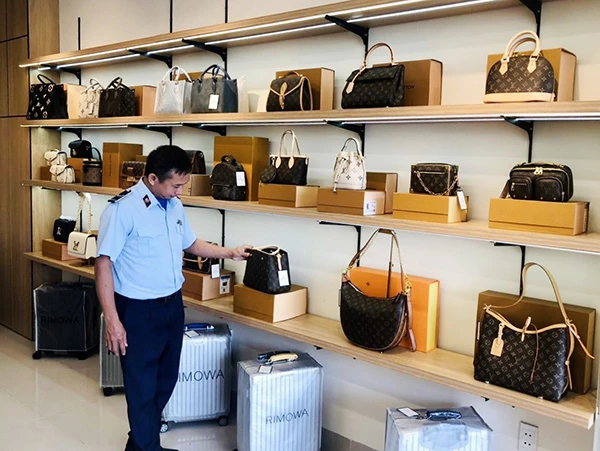 Đội QLTT số 2 (Cục QLTT Đà Nẵng) phát hiện nhiều túi xách giả mạo nhãn hiệu Louis, Vuitton, Chanel... tại cửa hàng Luxury Shop.