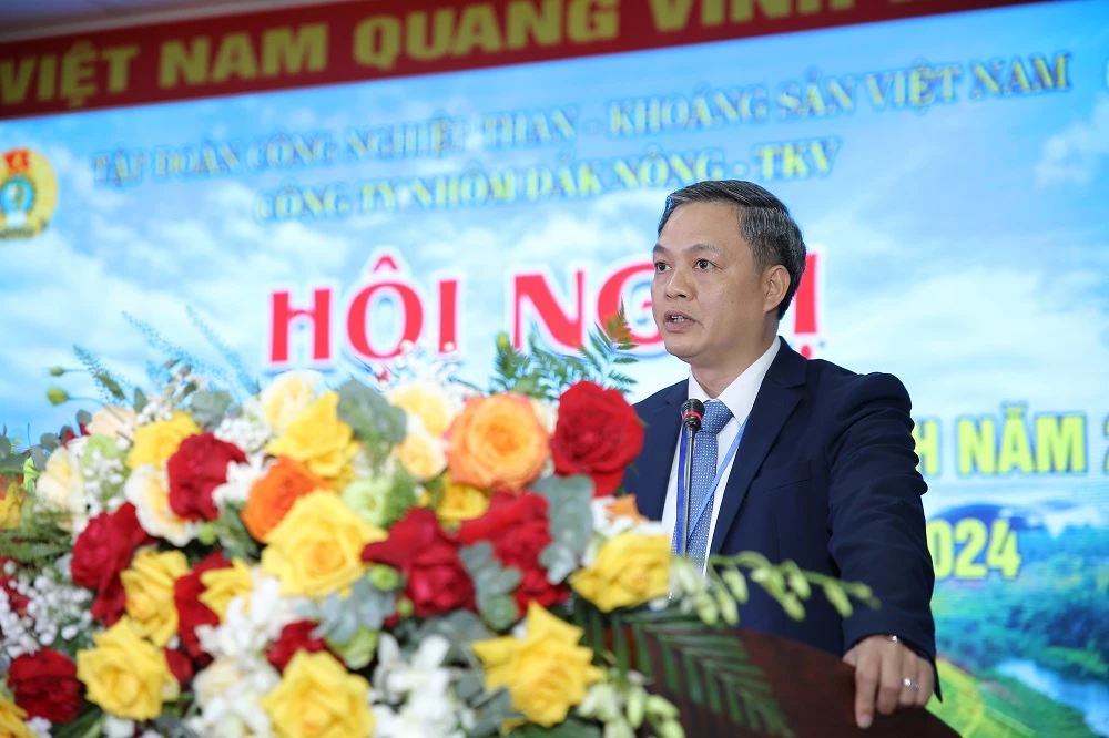 Ông Nguyễn Bá Phong – Bí thư Đảng ủy, Giám đốc Công ty Nhôm Đắk Nông, trình bày báo cáo tổng kết năm 2023, triển khai phương hướng, nhiệm vụ năm 2024.