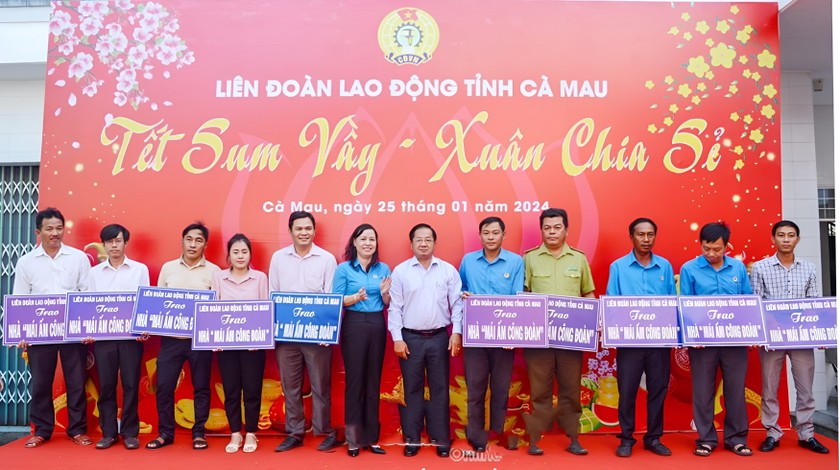 Ông Lê Thanh Triều - Uỷ viên BTV Tỉnh uỷ, Trưởng Ban Dân vận Tỉnh uỷ Cà Mau và bà Huỳnh Út Mười - Tỉnh uỷ viên, Chủ tịch LĐLĐ tỉnh Cà Mau trao bảng tượng trưng nhà “Mái ấm công đoàn” cho đoàn viên, người lao động có hoàn cảnh khó khăn về nhà ở năm 2024 (Ảnh: Phú Hữu).