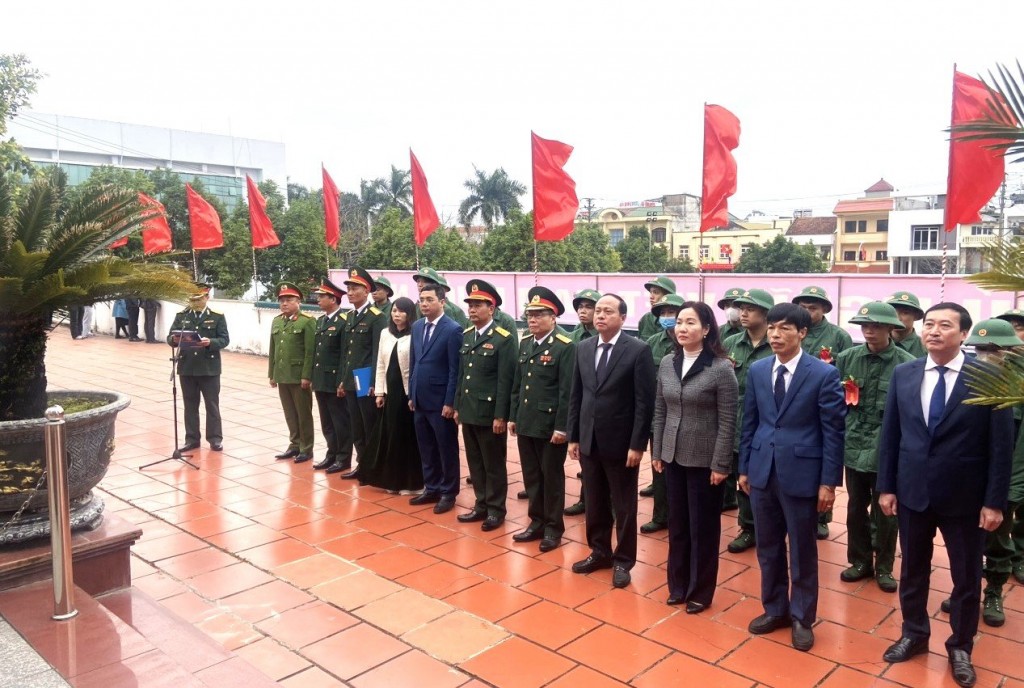 Các đồng chí đại biểu tỉnh, lãnh đạo huyện, thành viên hội đồng nghĩa vụ quân sự huyện dự lễ giao, nhận quân năm 2024