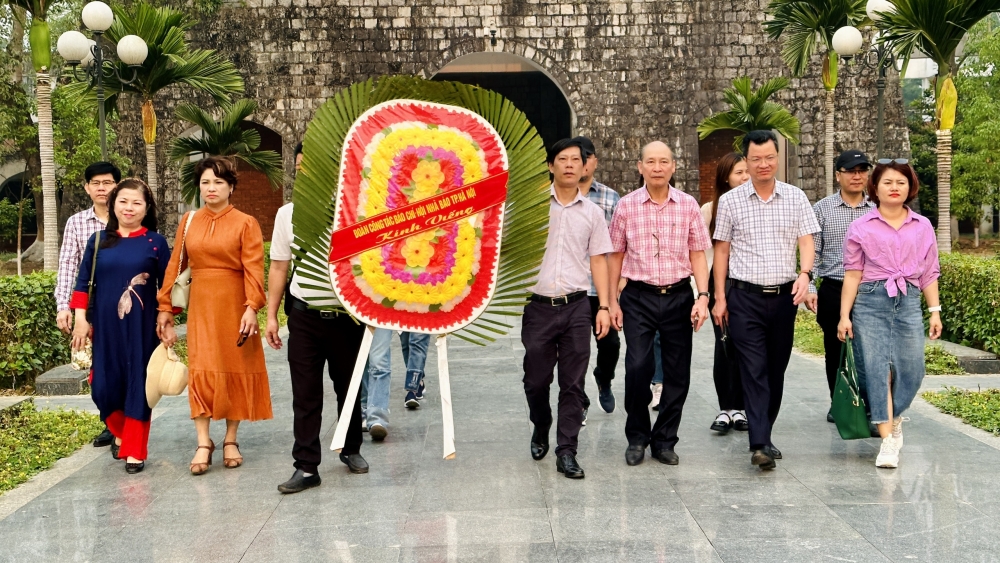 Dâng hương tưởng nhớ Anh hùng liệt sĩ hy sinh trên chiến trường Điện Biên Phủ