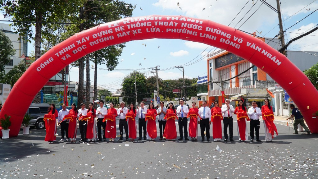 Đại diện các lãnh đạo cắt băng khánh thành hai dự án thoát nước trên địa bàn TP Thủ Đức sáng 27/4.